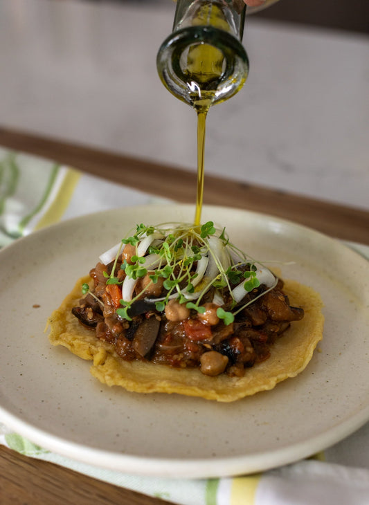 Crêpes faciles à cuisiner à la farine de pois chiche, garnies de légumes