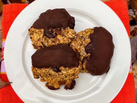 Biscuits gourmands végétaliens au chocolat, noix et fruits séchés