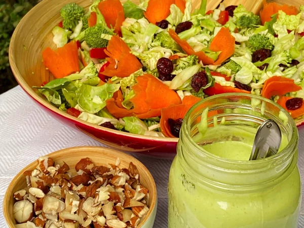 Salade repas aux légumes et sa vinaigrette à l'avocat