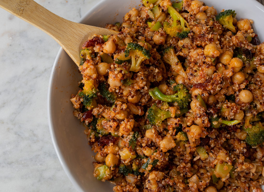 Salade repas au quinoa cuit à la sauce tomate et légumes