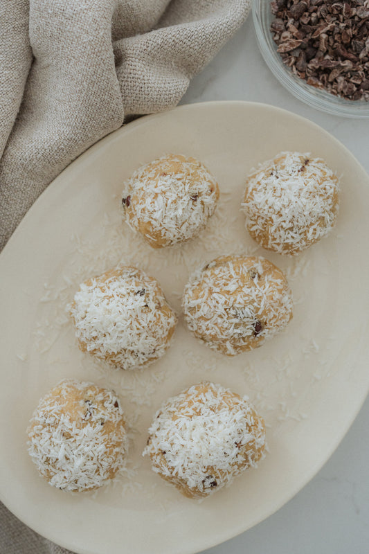 Boules d'énergie gourmandes au millet, beurre de sésame et pépites de cacao😋