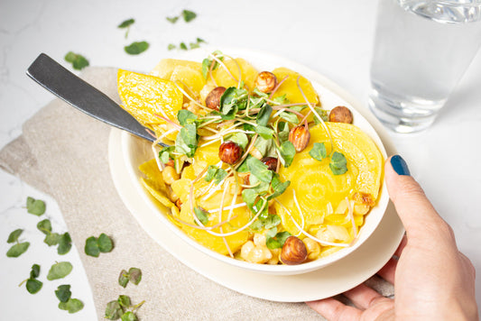 Salade repas aux betteraves jaunes, pois chiches et noisettes crues