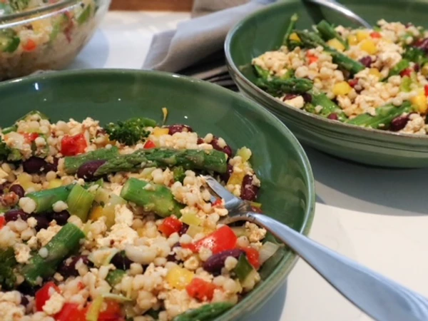 Salade repas au couscous perlé et légumes