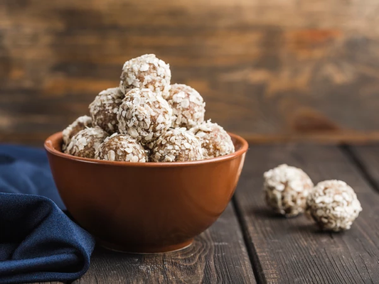 Boules d'énergie à la poudre de protéine végétalienne et beurre d'arachide.