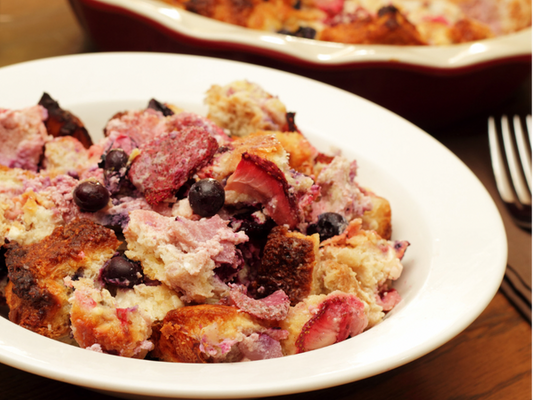 Pudding végétalien au pain et fraises