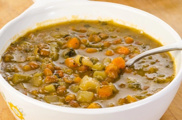Soupe repas aux lentilles vertes et légumes d'automne