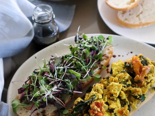 Tofu déjeuner aux épinards et curcuma